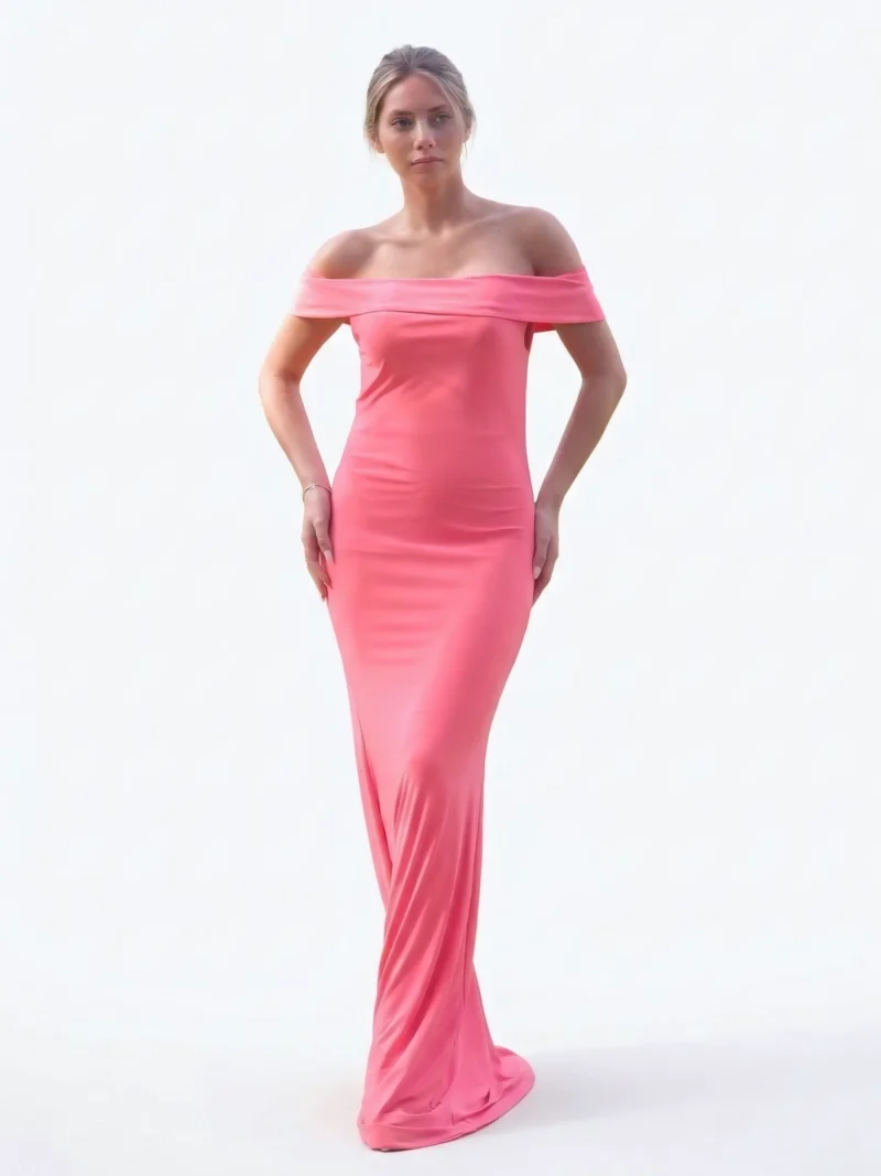 El Vestido Largo Coral Ariel en punto de seda con escote bardot, ajustado al cuerpo y falda sirena.Su escote bardot y su falda sirena lo hacen protagonista.