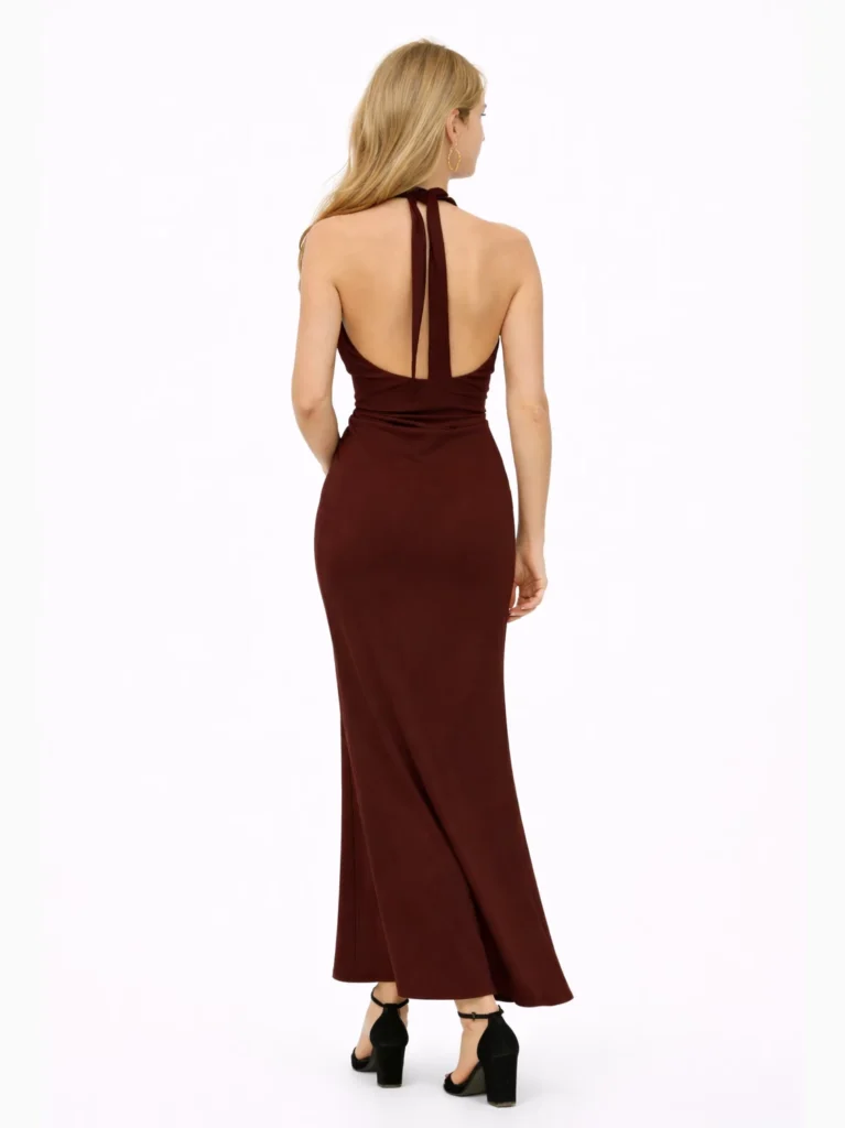 El Vestido Largo Marrón Sofía es una propuesta elegante. Su escote cruzado aporta estructura y equilibrio al diseño ajustado y elegante.