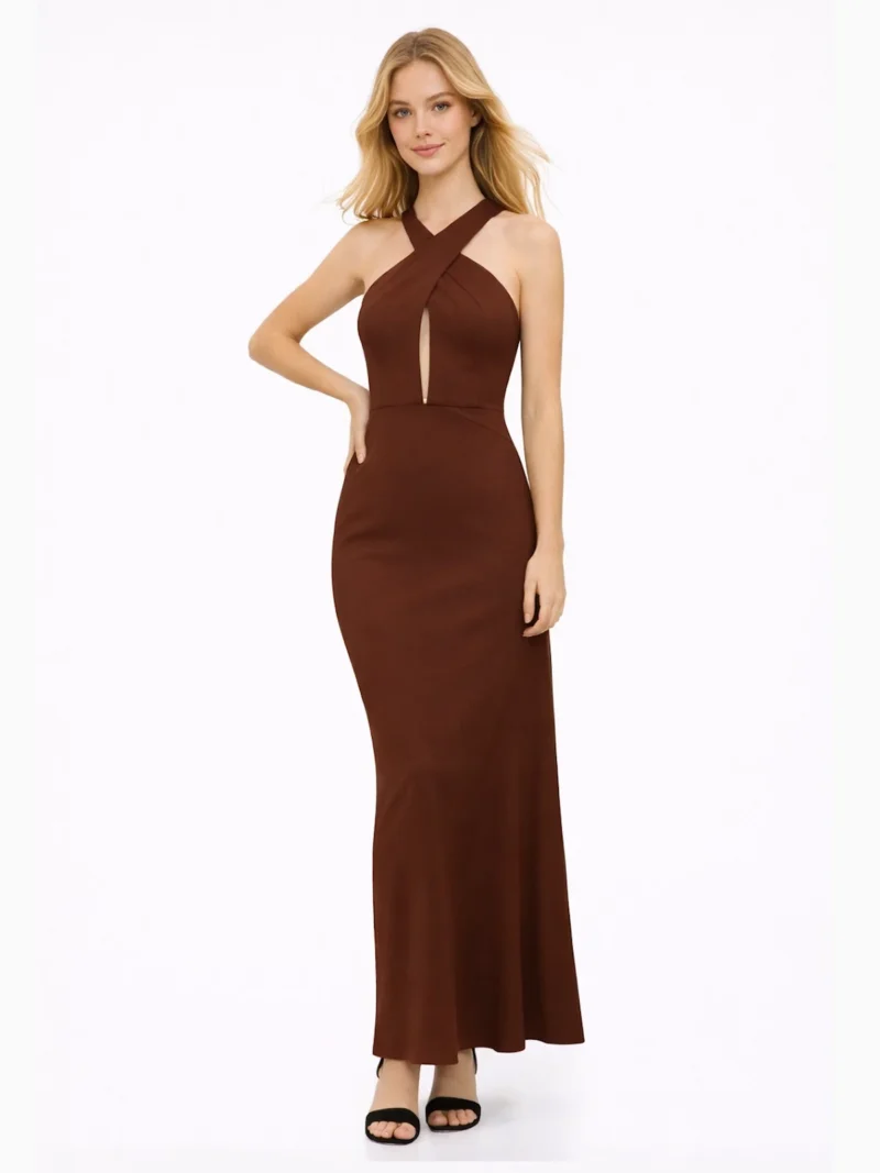 El Vestido Largo Marrón Sofía es una propuesta elegante. Su escote cruzado aporta estructura y equilibrio al diseño ajustado y elegante.