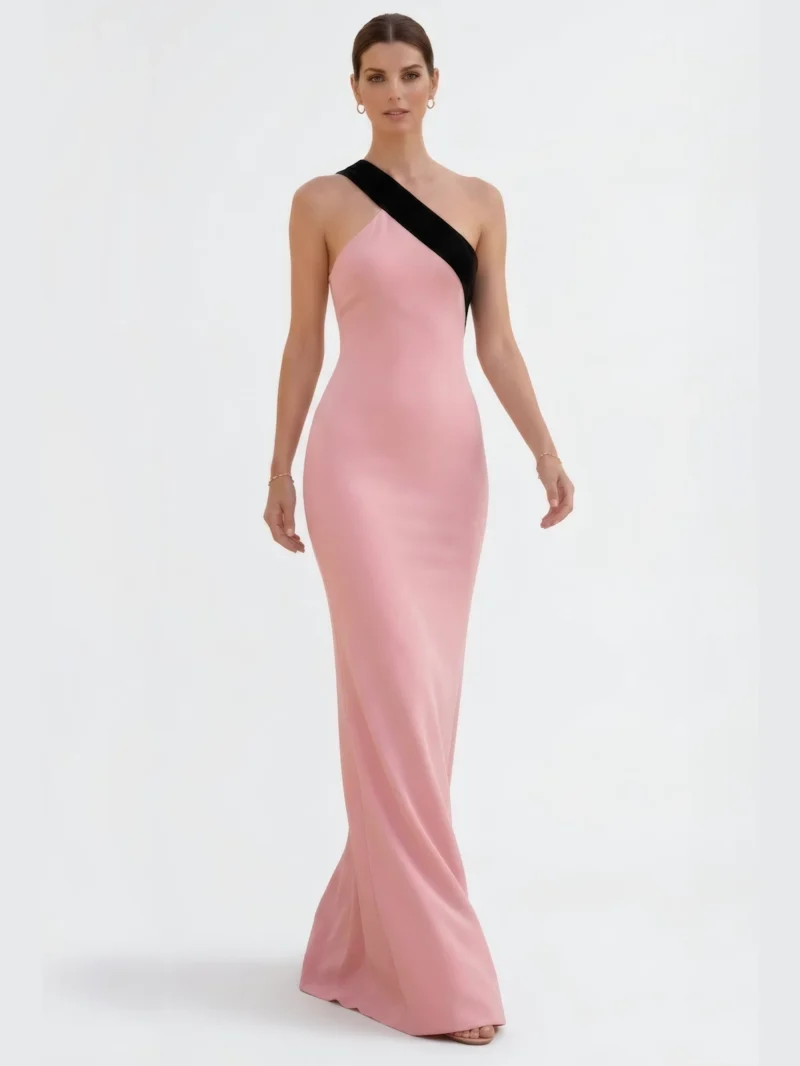 El Vestido Largo Rosa Nerea confeccionado en punto con escote asimétrico halter y adorno en otro color, ajustado al cuerpo y espalda baja.