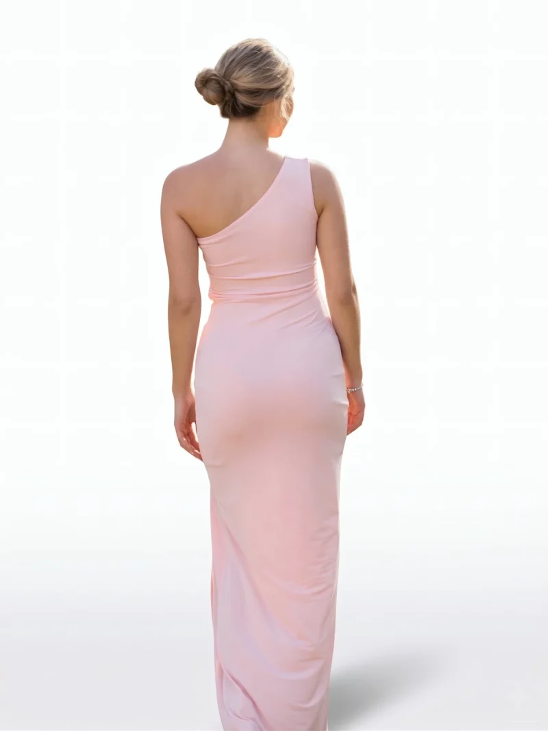 El Vestido Largo Rosa Orleans asimétrico con drapeado en cintura pecho y cadera. El color rosa tan favorecedor y elegante para la próxima invitación.