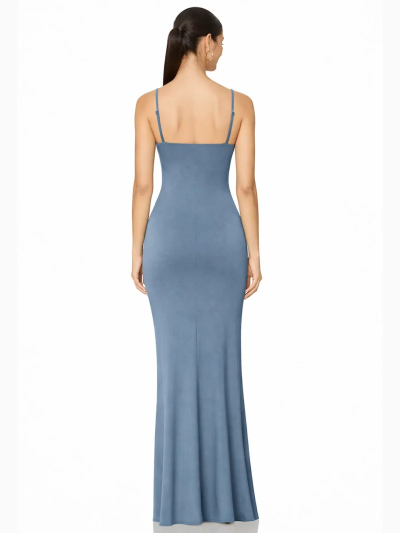 Vestido largo gris Wind en punto de seda con escote drapeado y volante delantero. Ideal para bodas, graduaciones y eventos primavera verano.
