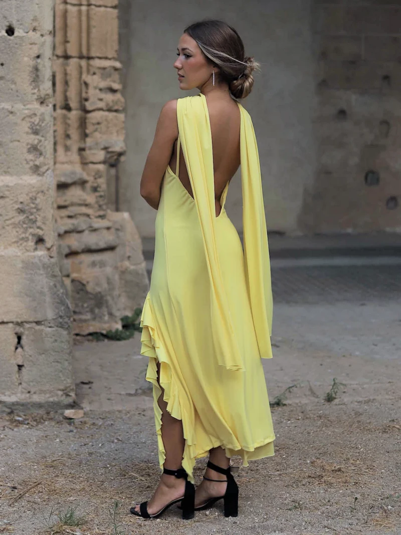 Vestido Midi Amarillo Espalda Descubierta Louvre con tirantes dobles y volante fluido. Ideal para bodas de noche, fiestas y eventos elegantes.