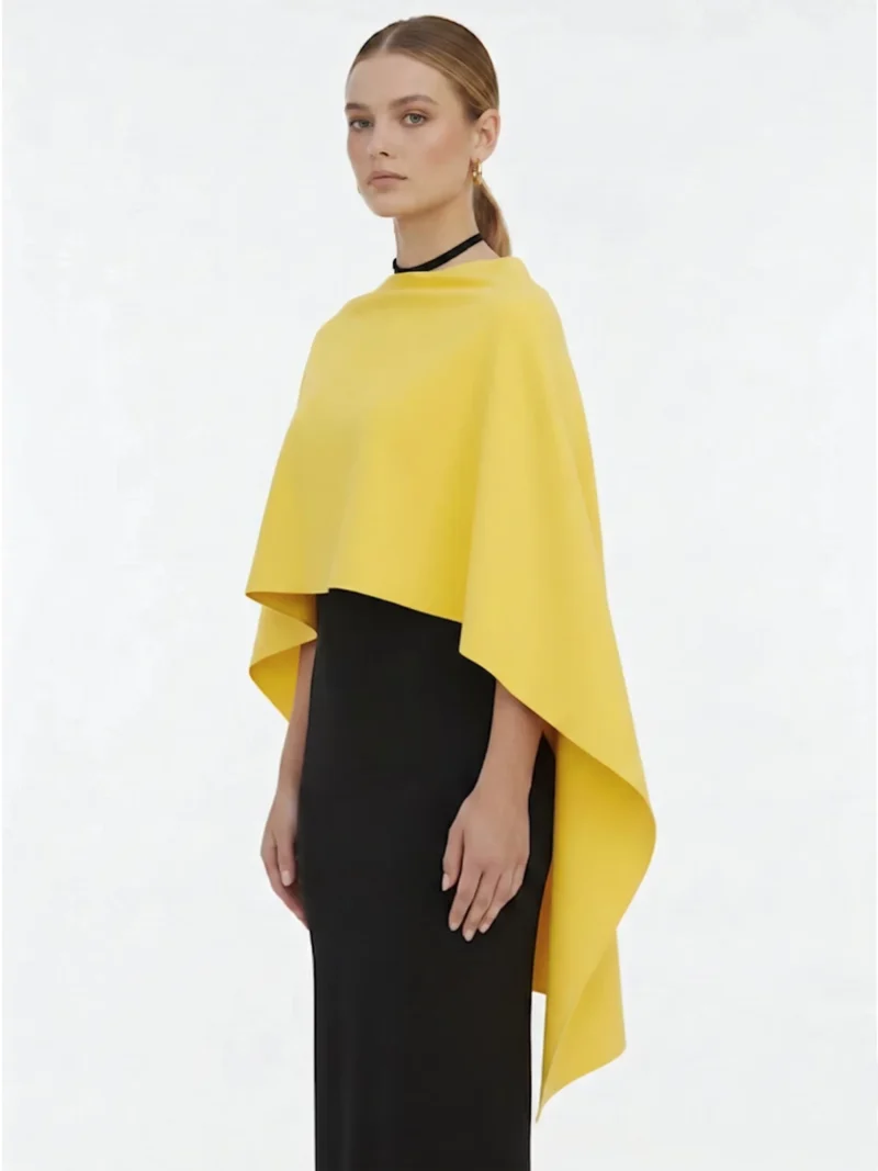 Chal amarillo de punto con broche incluido. Ligero, elegante y perfecto para cubrir los hombros en bodas y eventos formales.