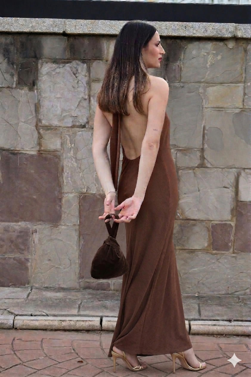 Vestido largo marrón chocolate con escote cascada y espalda descubierta. Diseño fluido y elegante ideal para bodas de tarde y eventos especiales.