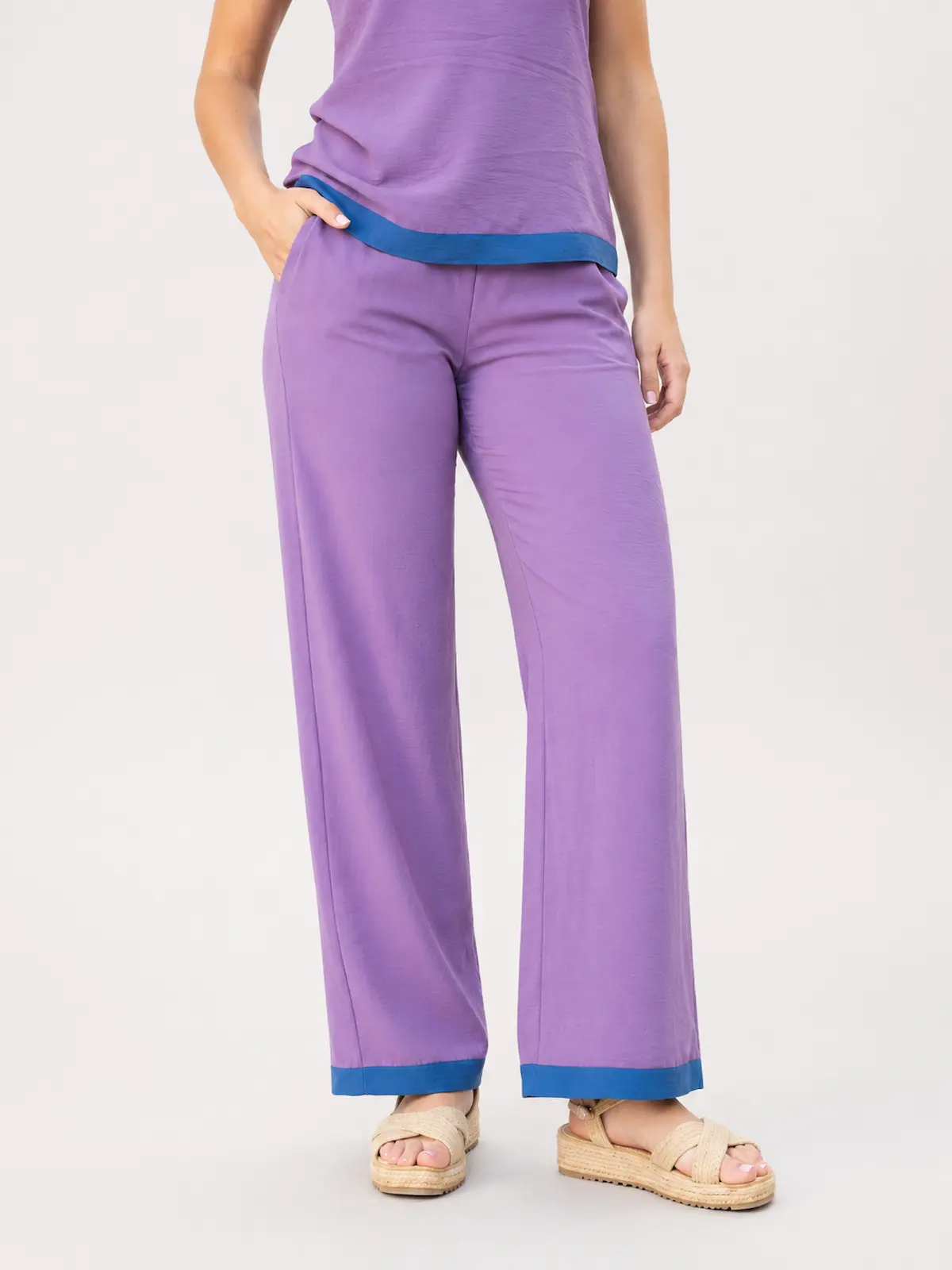 Pantalón lila con vivo azul Macu de BombonSpain en tejido estructurado con escote barco