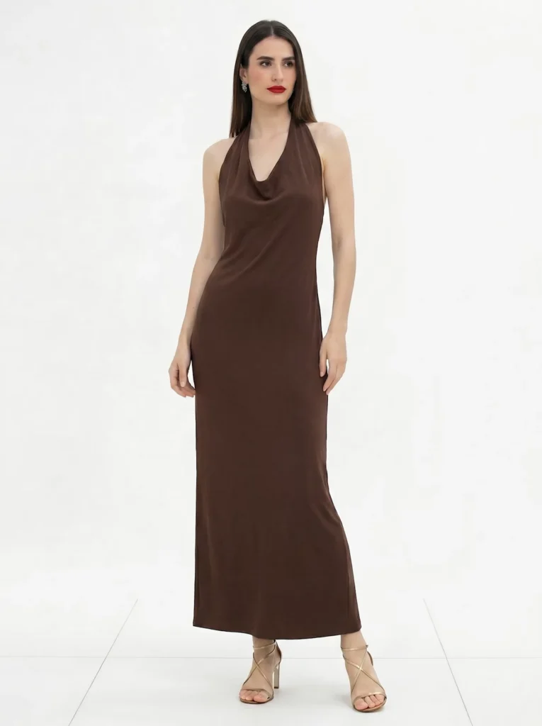 Vestido largo marrón chocolate con escote cascada y espalda descubierta. Diseño fluido y elegante ideal para bodas de tarde y eventos especiales.