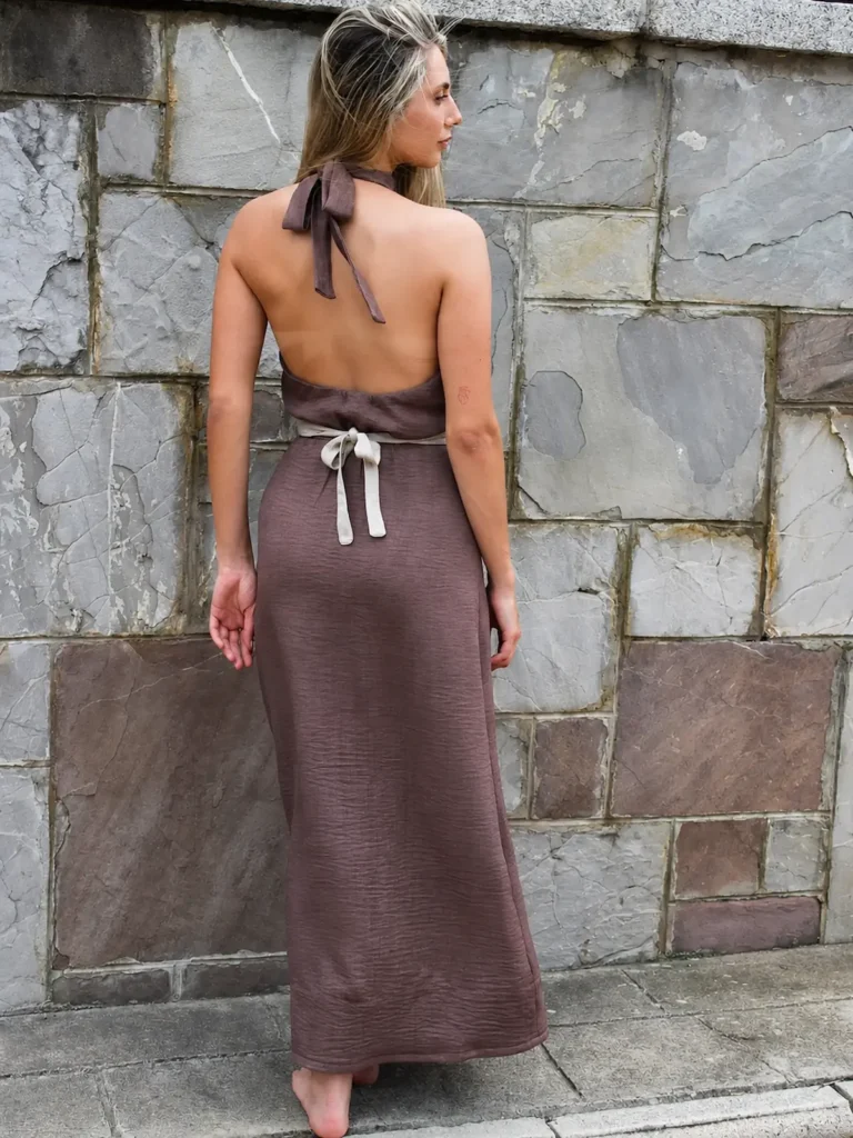 Vestido largo marrón lino Anuska con cuello halter y fajín arena