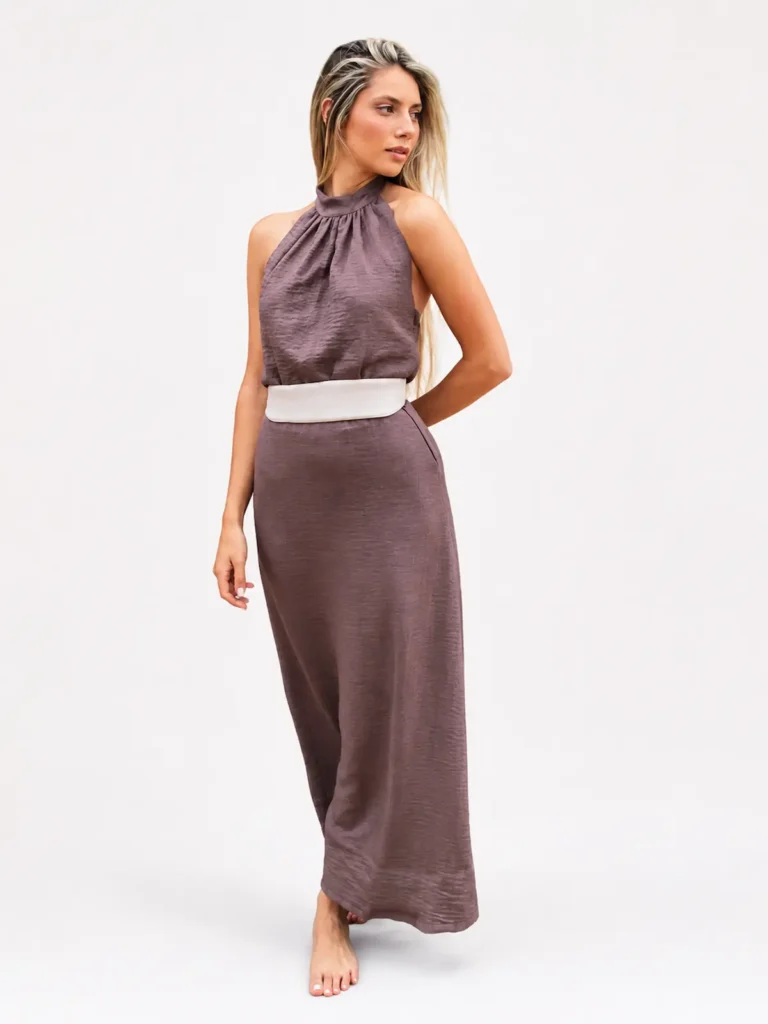 Vestido largo marrón lino Anuska con cuello halter y fajín arena