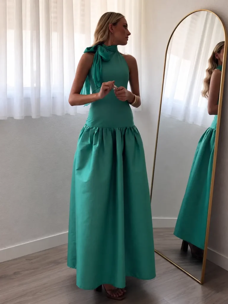 Vestido largo verde agua Marina con cuello halter y falda plisada en exterior