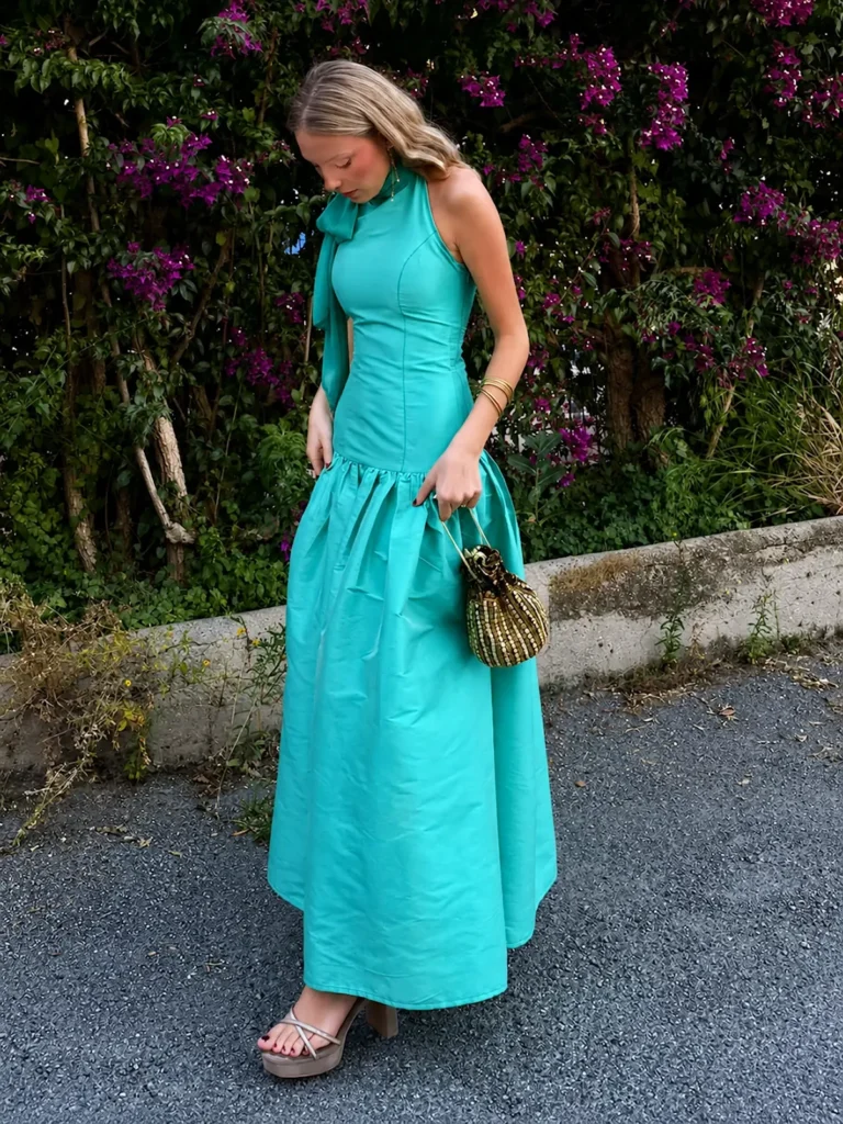 Vestido largo verde agua Marina con cuello halter y falda plisada en exterior
