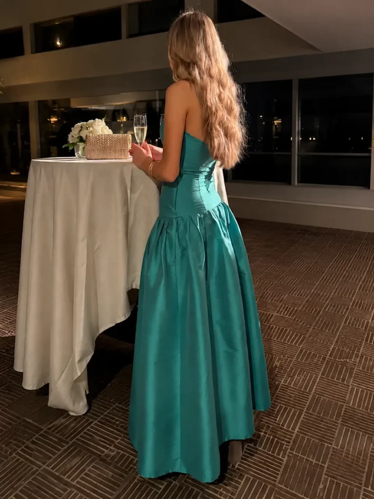 Vestido largo verde agua Marina con cuello halter y falda plisada en exterior
