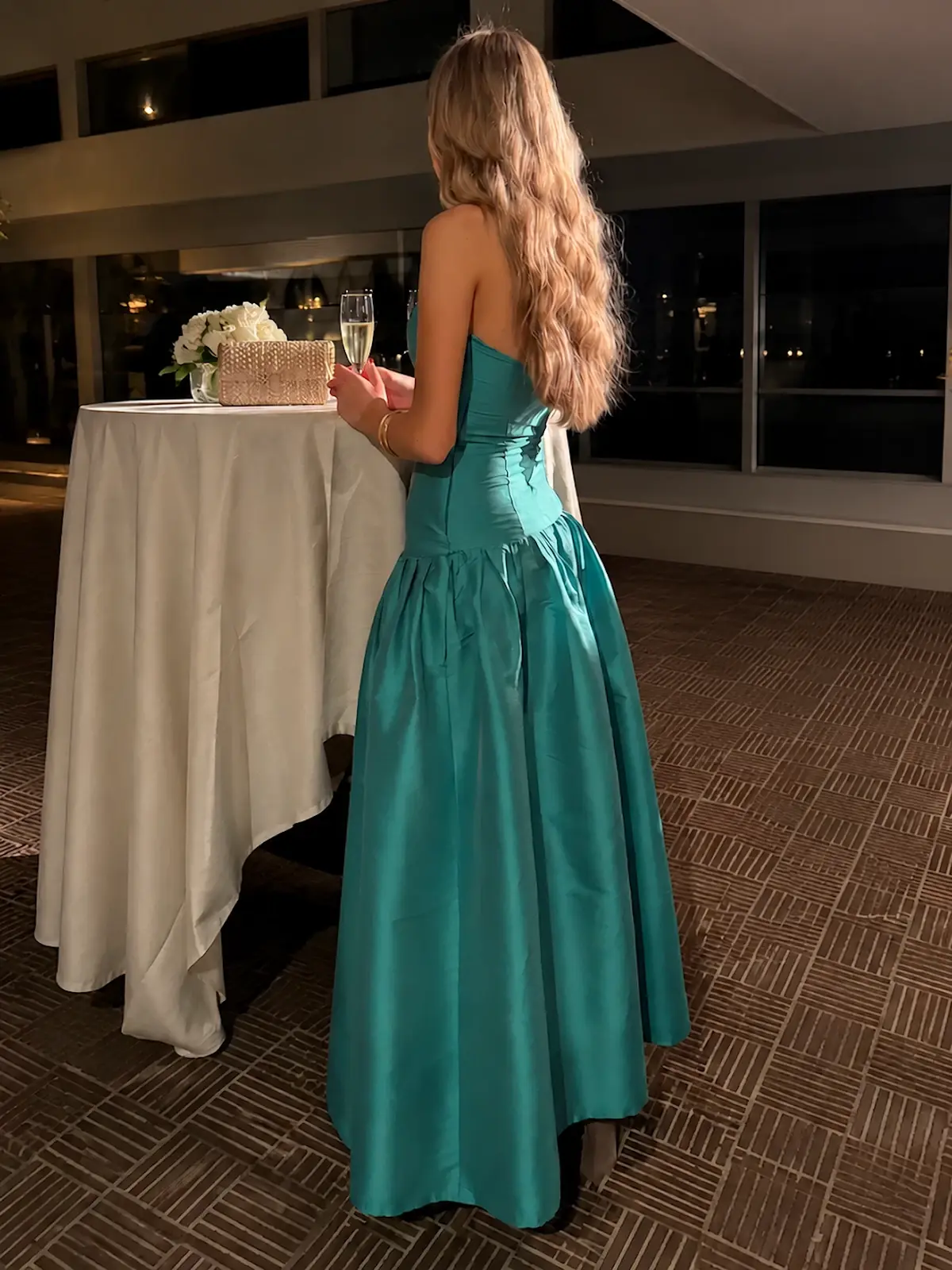 Vestido largo verde agua Marina con cuello halter y falda plisada en exterior