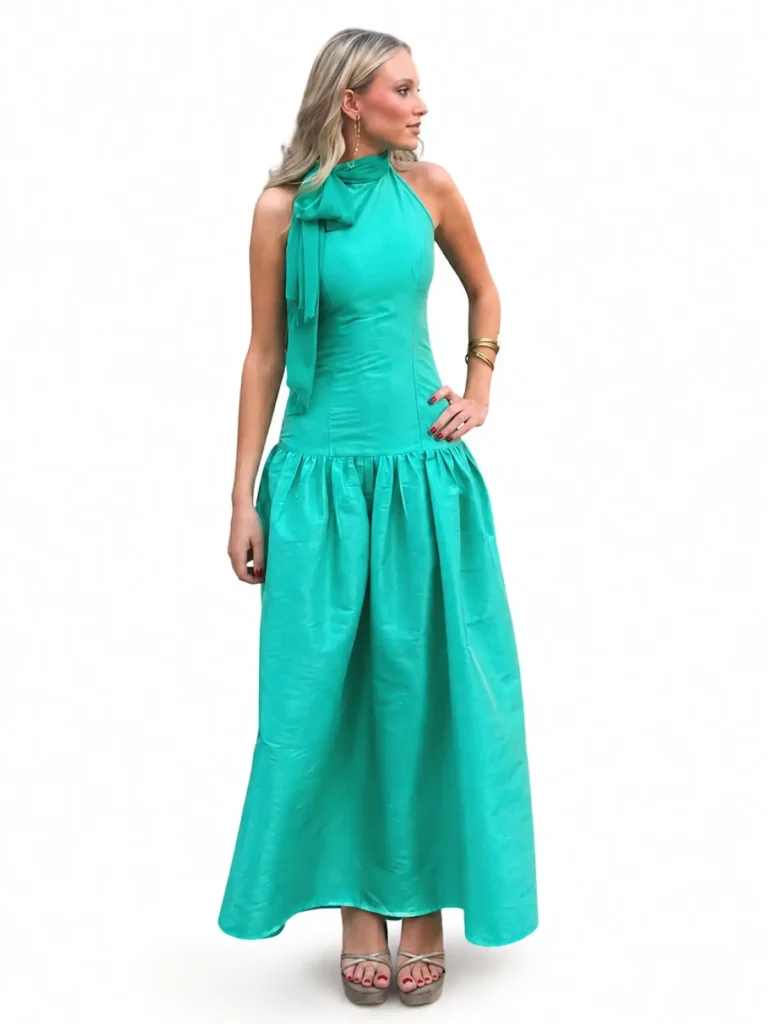 Vestido largo verde agua Marina con cuello halter y falda plisada en exterior
