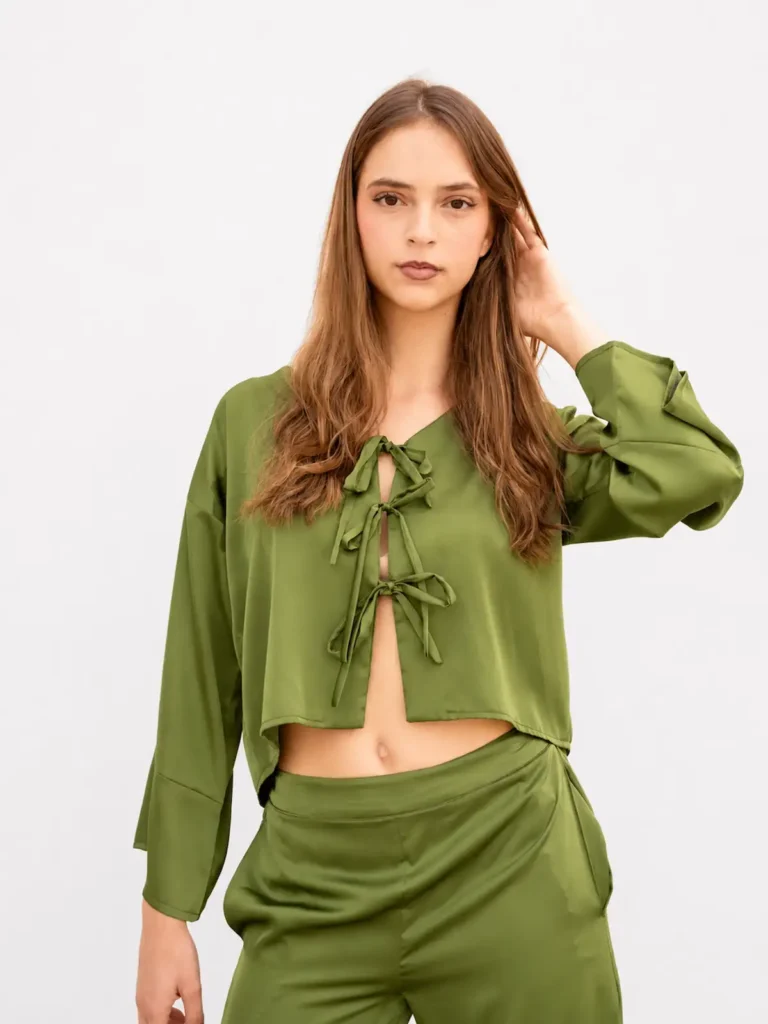 Blusa verde oliva Máxima en raso sedoso con cierre frontal de lazos y pantalón a juego