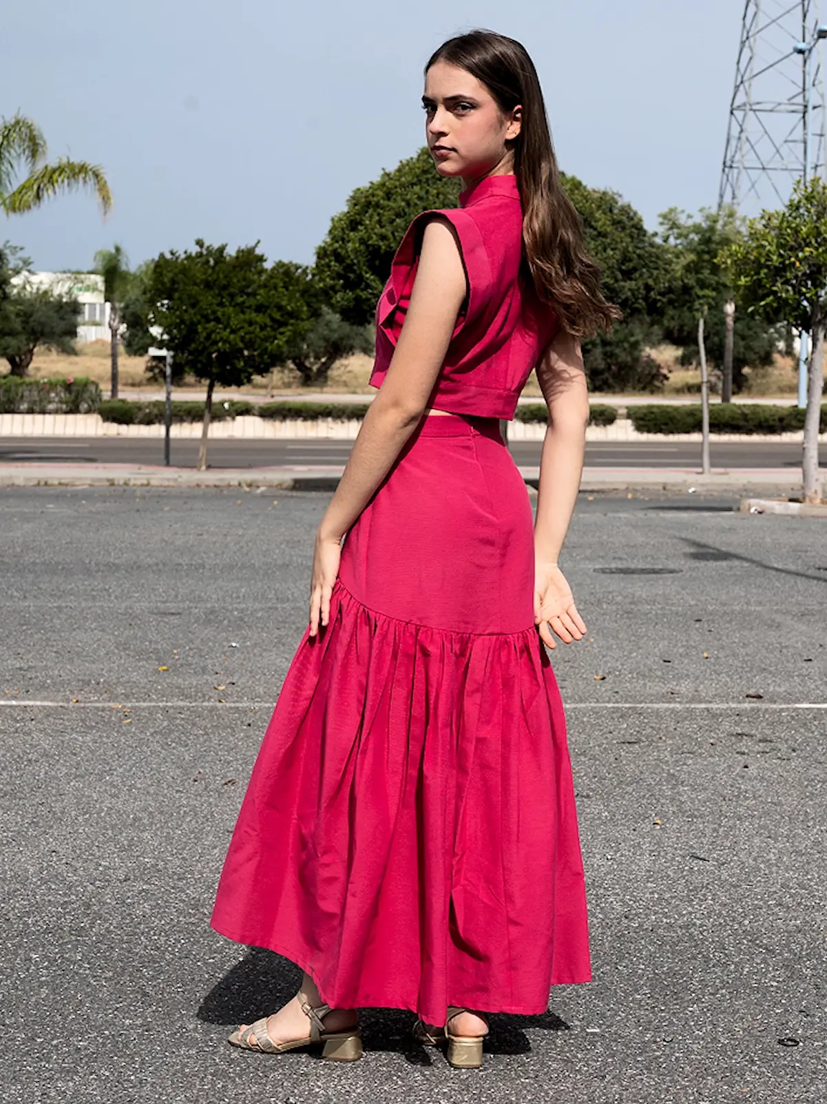 Blusa top falda fucsia Cutú con cuello alto sin mangas combinada con falda larga a juego