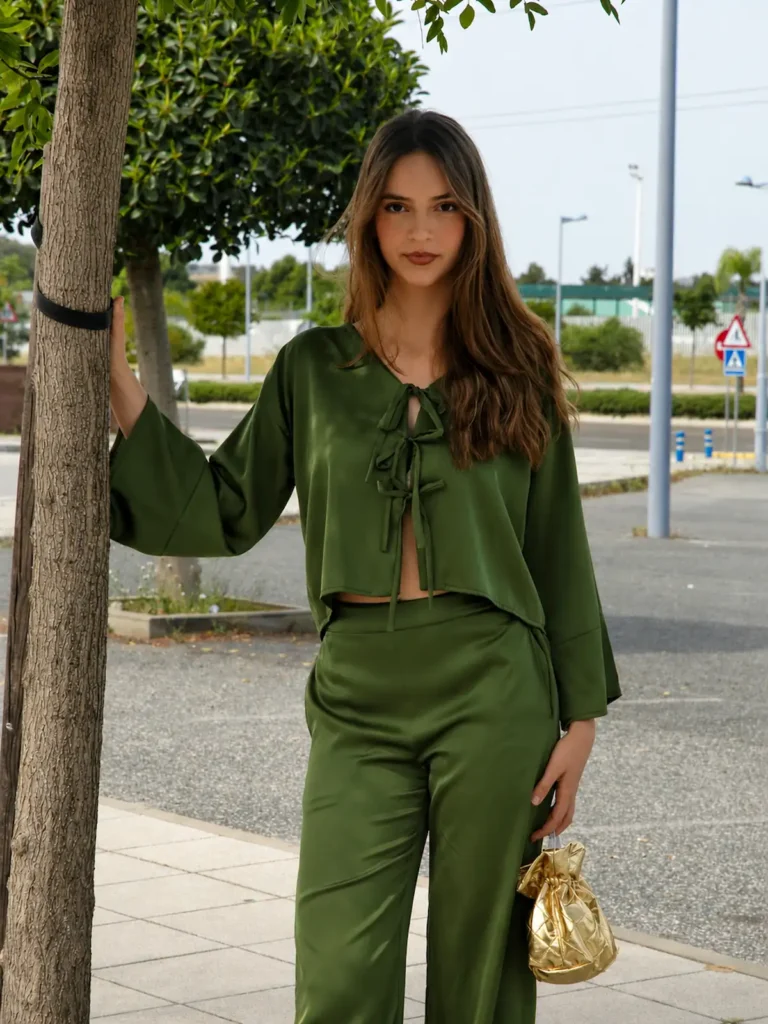 Pantalón ancho verde oliva Máxima en raso sedoso con blusa a juego