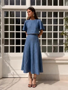 Conjunto azul Johana de top estructurado y falda midi de capa en tejido tipo lino. Elegante, cómodo y adaptable a tus medidas.