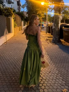 Conjunto verde cacería de top palabra de honor y falda larga en tejido de lino que no se arruga, con una caída espectacular. Elige tallas diferentes para top y falda o selecciona la opción A medida y lo adaptaremos a tus medidas sin coste adicional.
