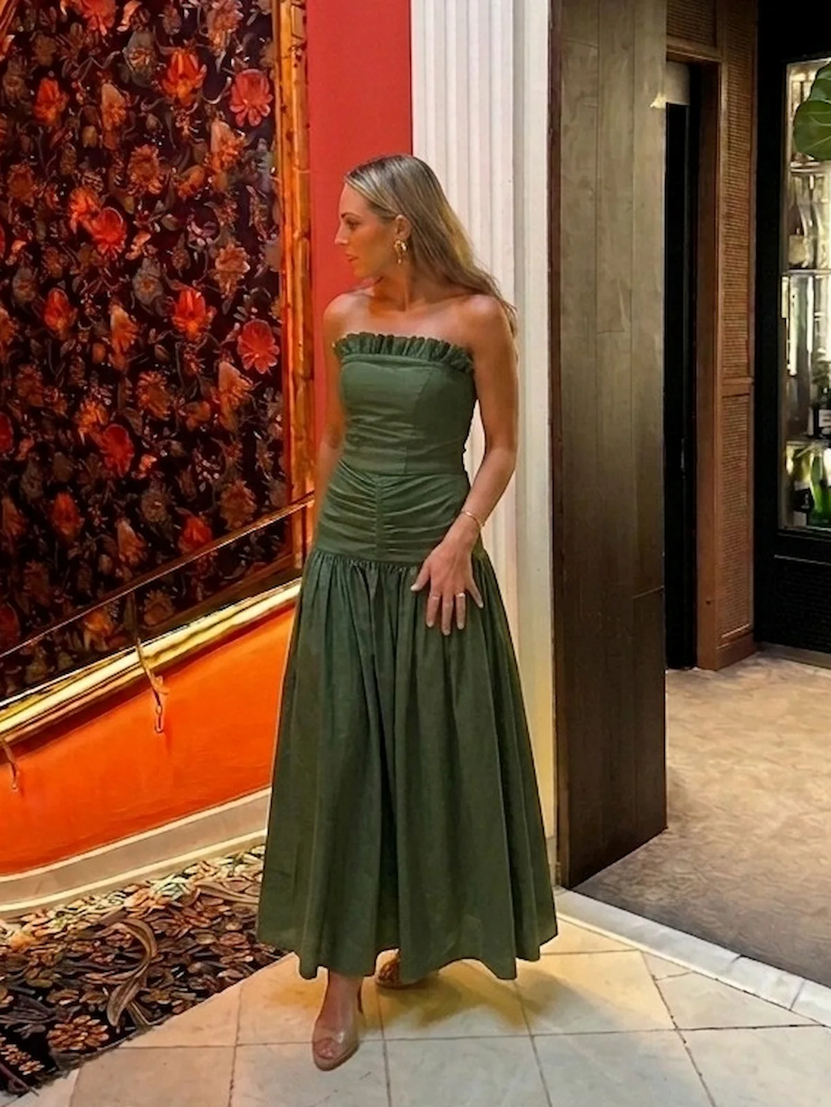 Conjunto verde cacería de top palabra de honor y falda larga en tejido de lino que no se arruga, con una caída espectacular. Elige tallas diferentes para top y falda o selecciona la opción A medida y lo adaptaremos a tus medidas sin coste adicional.