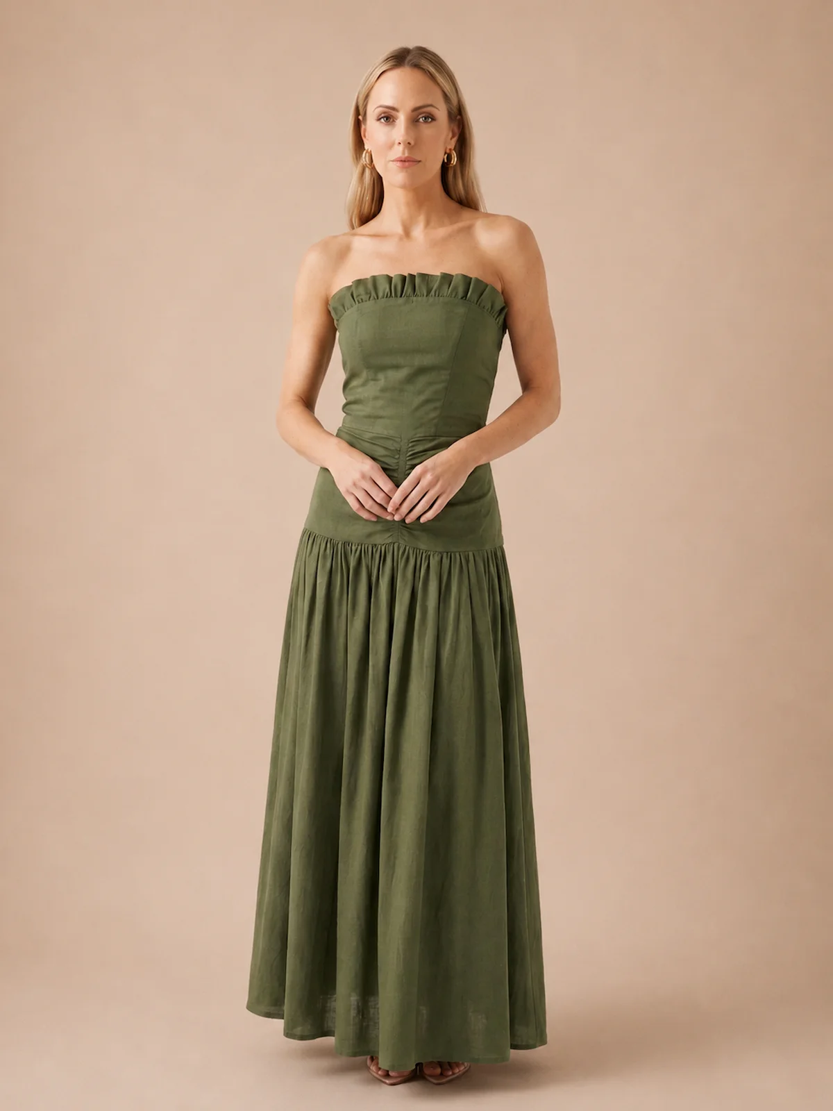 Conjunto verde cacería de top palabra de honor y falda larga en tejido de lino que no se arruga, con una caída espectacular. Elige tallas diferentes para top y falda o selecciona la opción A medida y lo adaptaremos a tus medidas sin coste adicional.