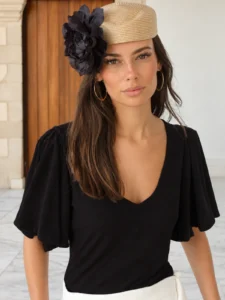 Top negro Nova en punto de seda, con escote de pico y mangas de vuelo. Cómodo, elegante y muy versátil. Disponible en más colores.