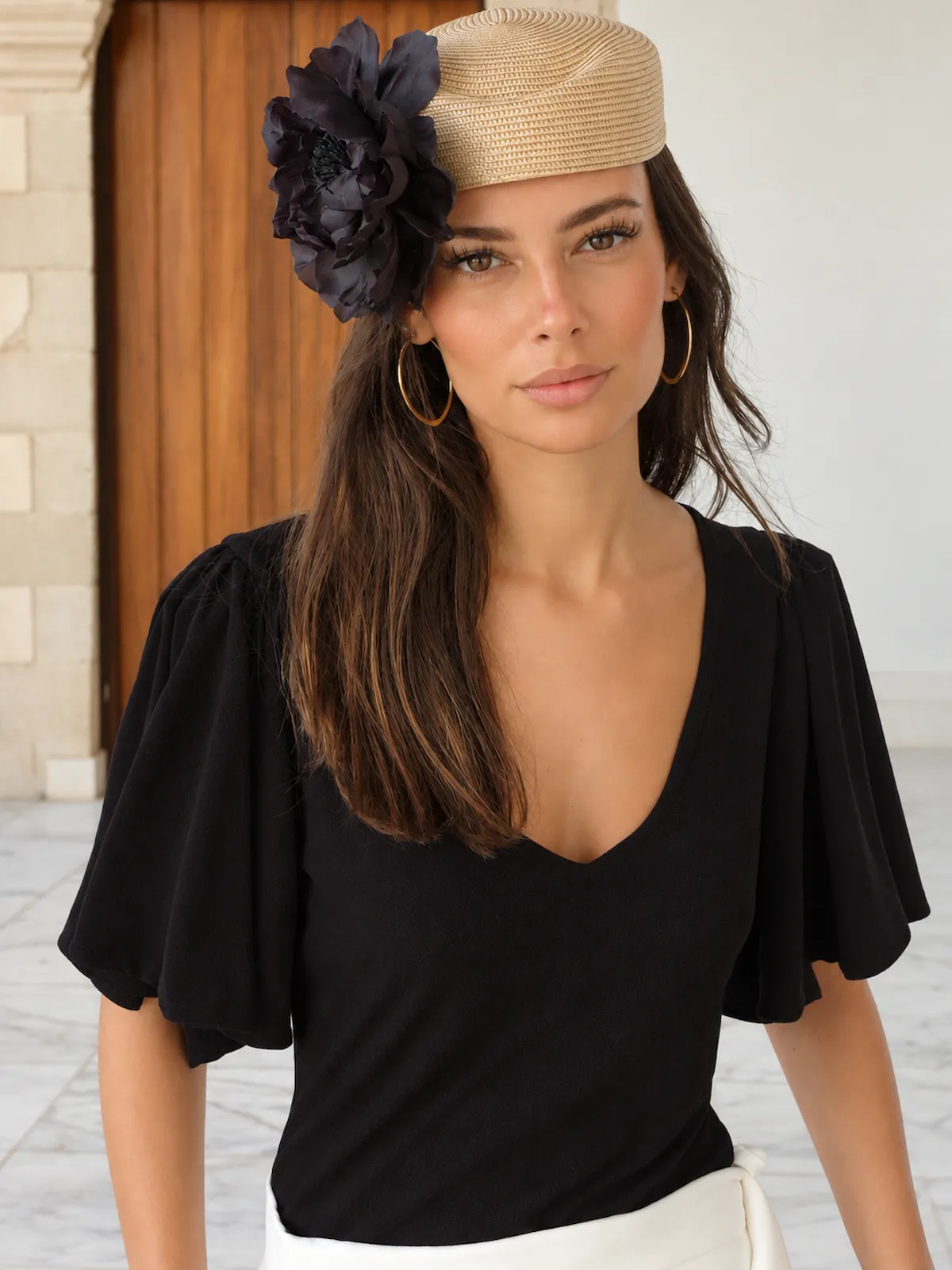 Top negro Nova en punto de seda, con escote de pico y mangas de vuelo. Cómodo, elegante y muy versátil. Disponible en más colores.