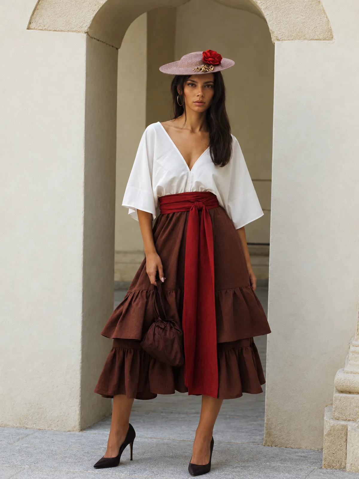 Vestido midi marrón Elmar con escote en pico, fajín a contraste y falda de dos volantes. Un diseño elegante y favorecedor para eventos.