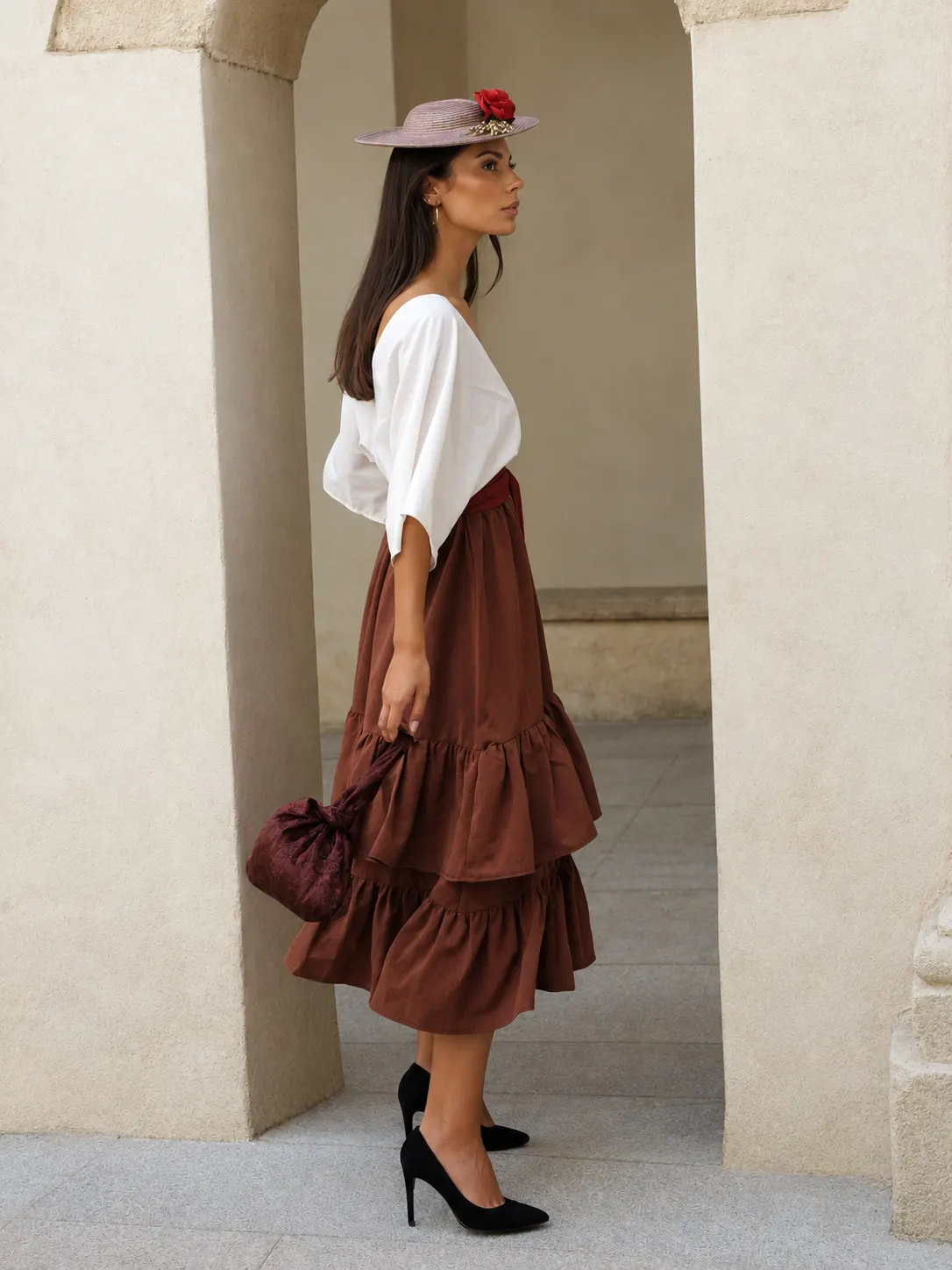 Vestido midi marrón Elmar con escote en pico, fajín a contraste y falda de dos volantes. Un diseño elegante y favorecedor para eventos.