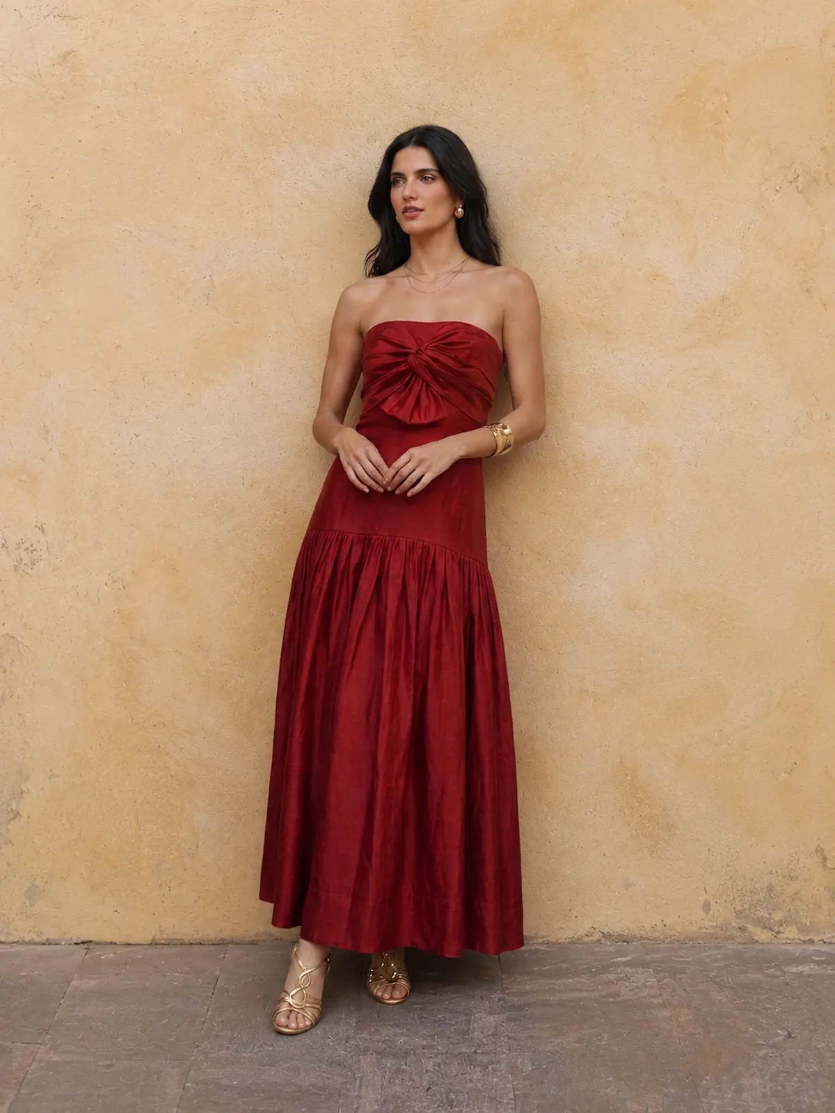 Vestido midi rojo oscuro Praga de tafetán, con escote palabra de honor y falda con volumen. Un diseño elegante para bodas, fiestas y eventos.