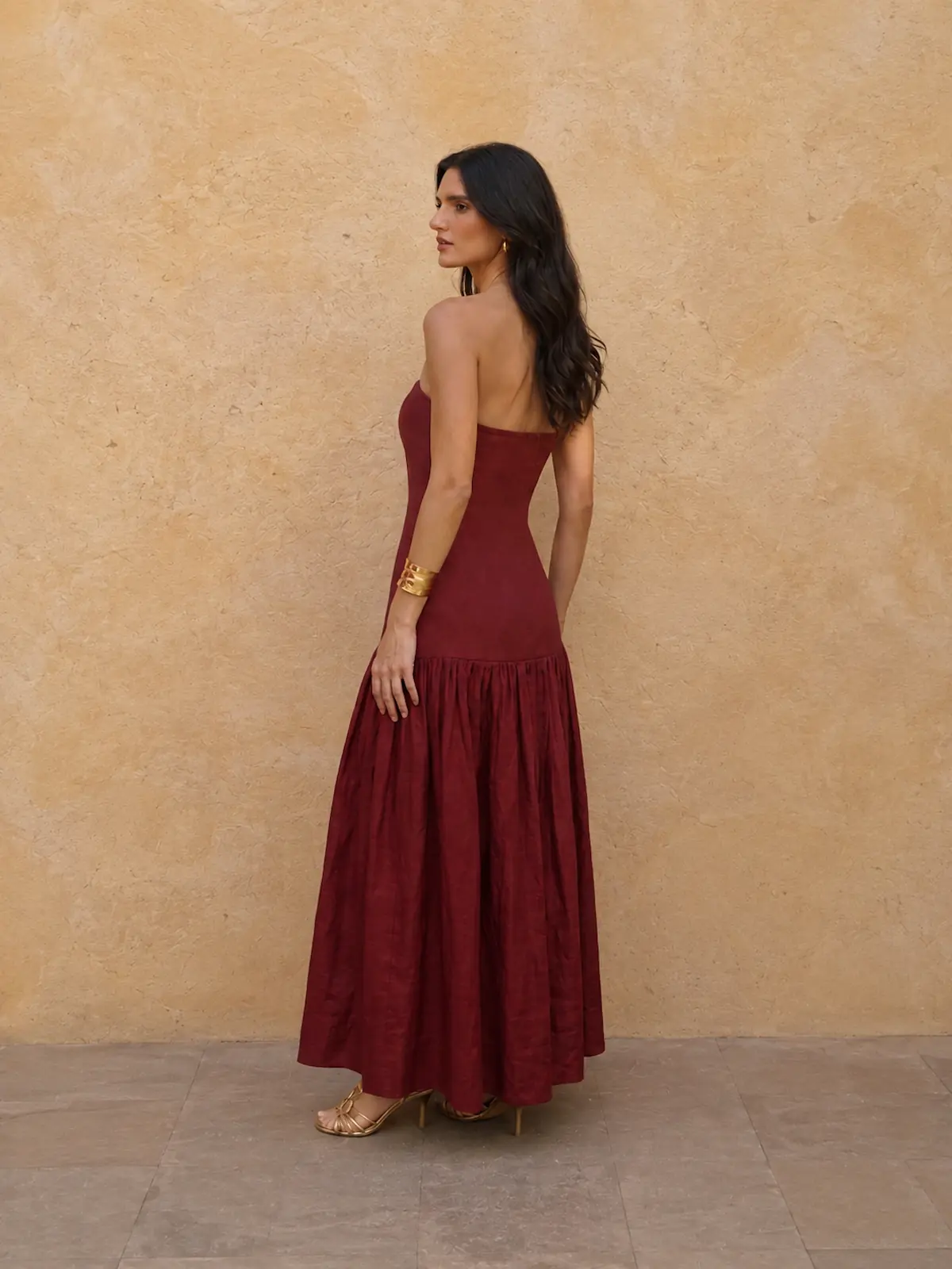 Vestido midi rojo oscuro Praga de tafetán, con escote palabra de honor y falda con volumen. Un diseño elegante para bodas, fiestas y eventos.