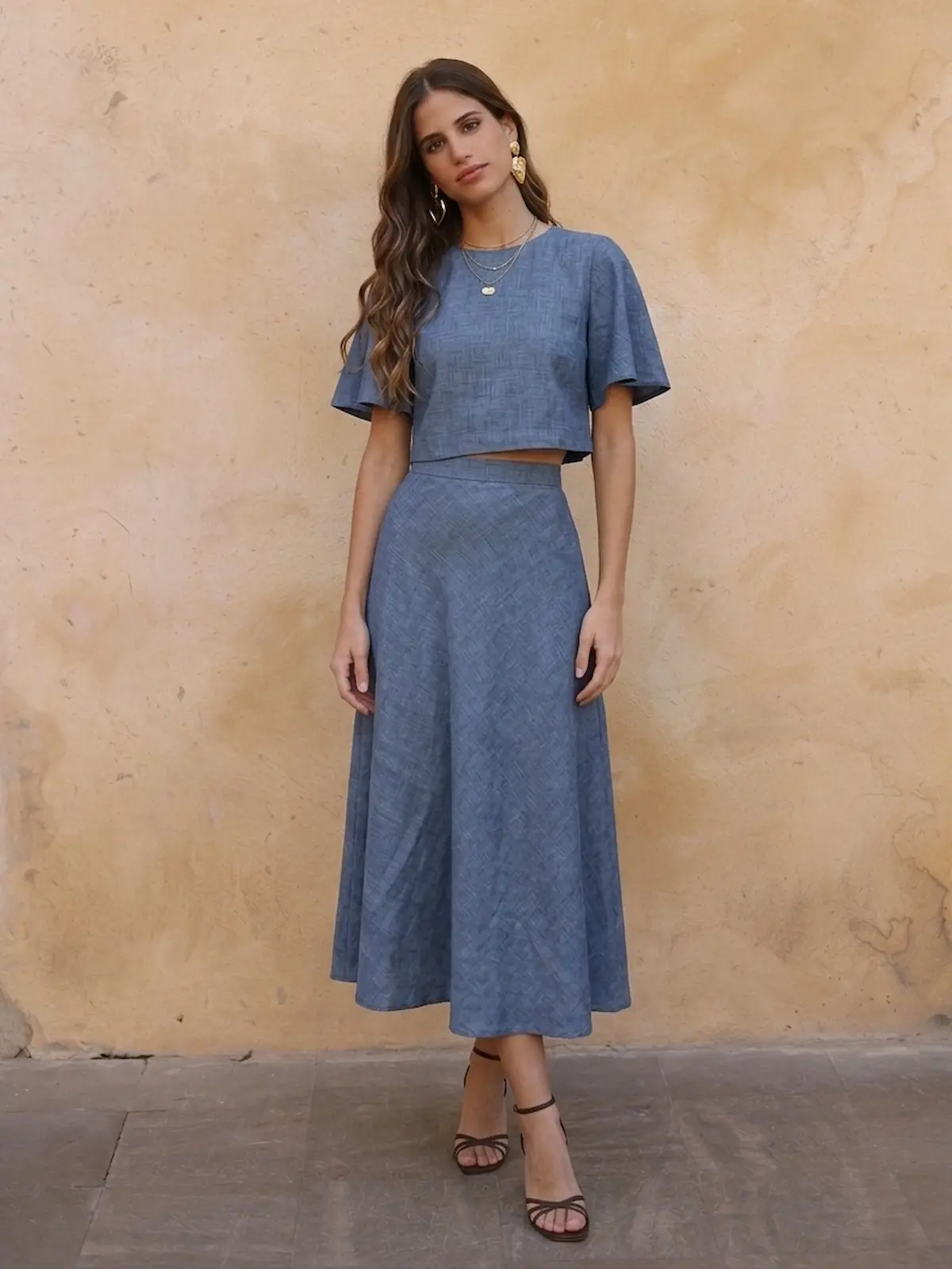 Conjunto azul Johana de top estructurado y falda midi de capa en tejido tipo lino. Elegante, cómodo y adaptable a tus medidas.