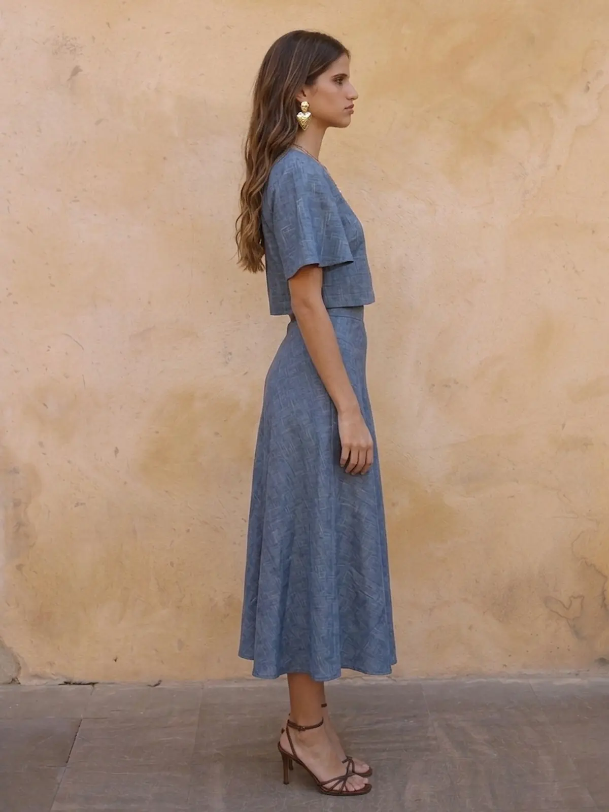 Conjunto azul Johana de top estructurado y falda midi de capa en tejido tipo lino. Elegante, cómodo y adaptable a tus medidas.