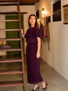 Conjunto Berenjena Miranda con blusa de gran volante y falda midi estructurada. Elegante, versátil y perfecto para eventos.
