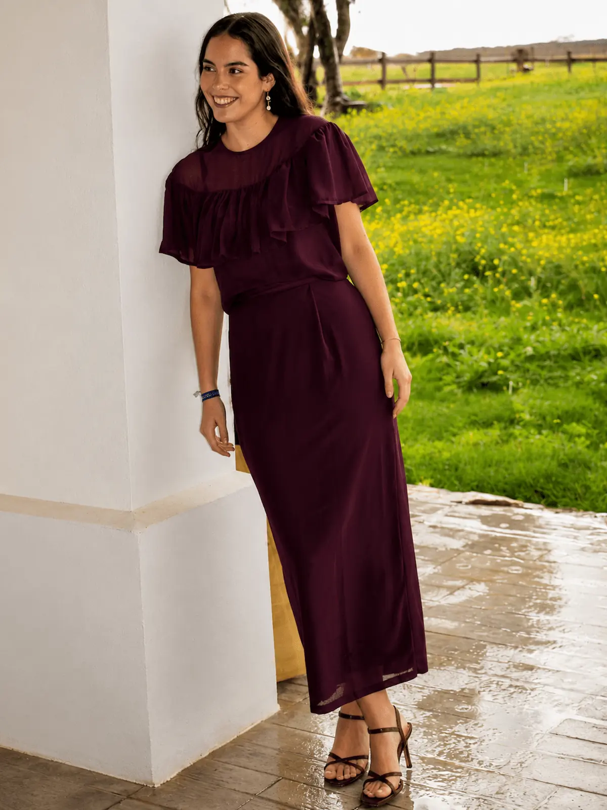 Conjunto Berenjena Miranda con blusa de gran volante y falda midi estructurada. Elegante, versátil y perfecto para eventos.