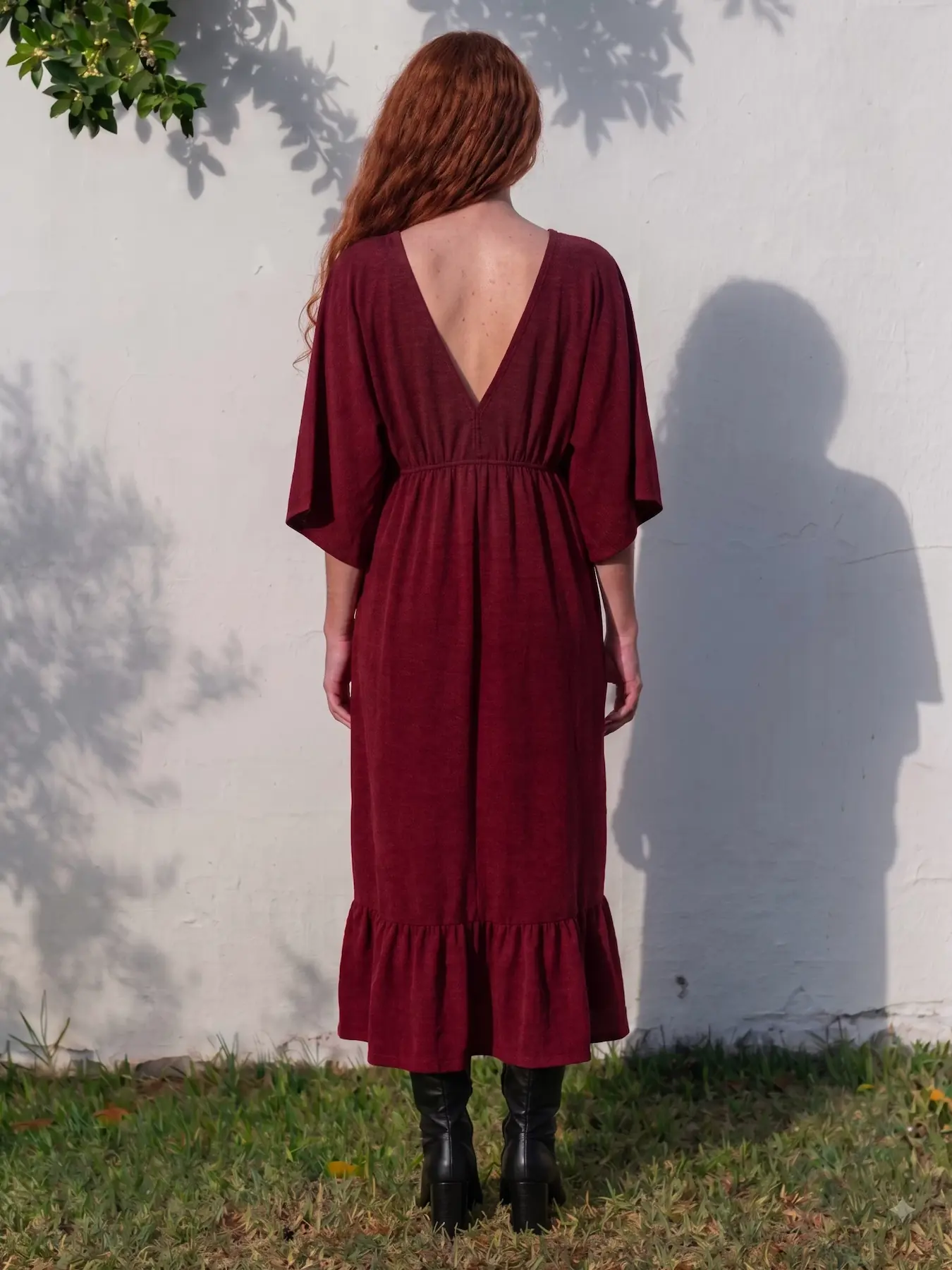 vestido midi burdeos escote pico invitada tardeo