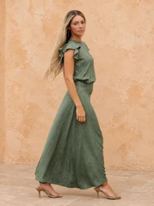 Conjunto verde de rayas Elvis con blusa de doble volante y falda larga asimétrica. Un diseño femenino, fluido y versátil para eventos.