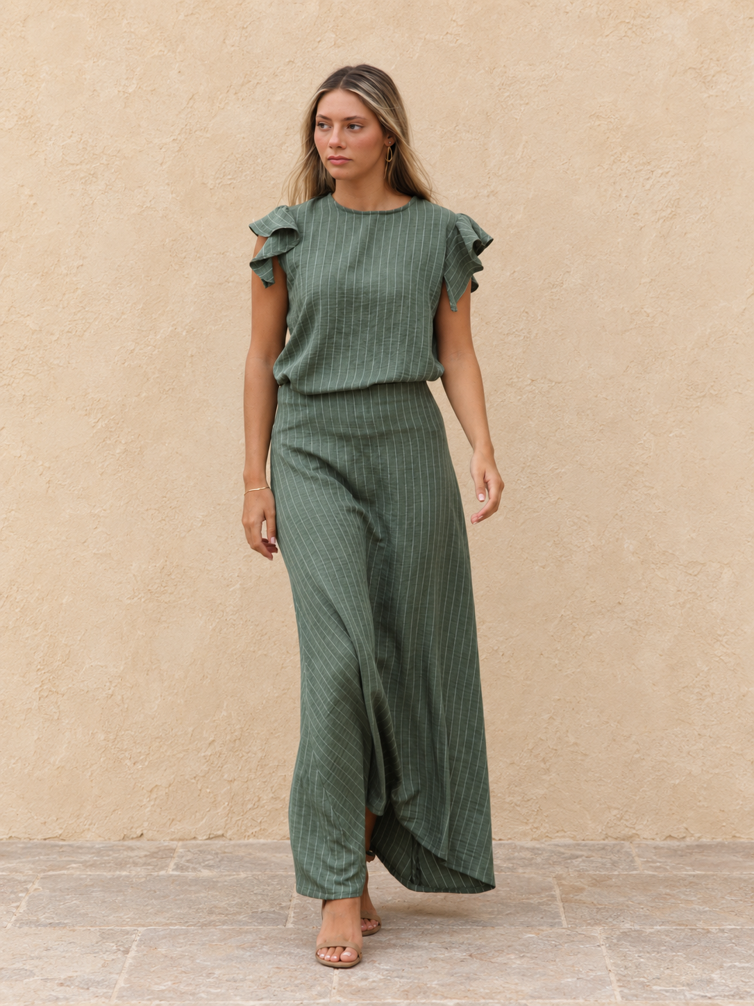 Conjunto verde de rayas Elvis con blusa de doble volante y falda larga asimétrica. Un diseño femenino, fluido y versátil para eventos.