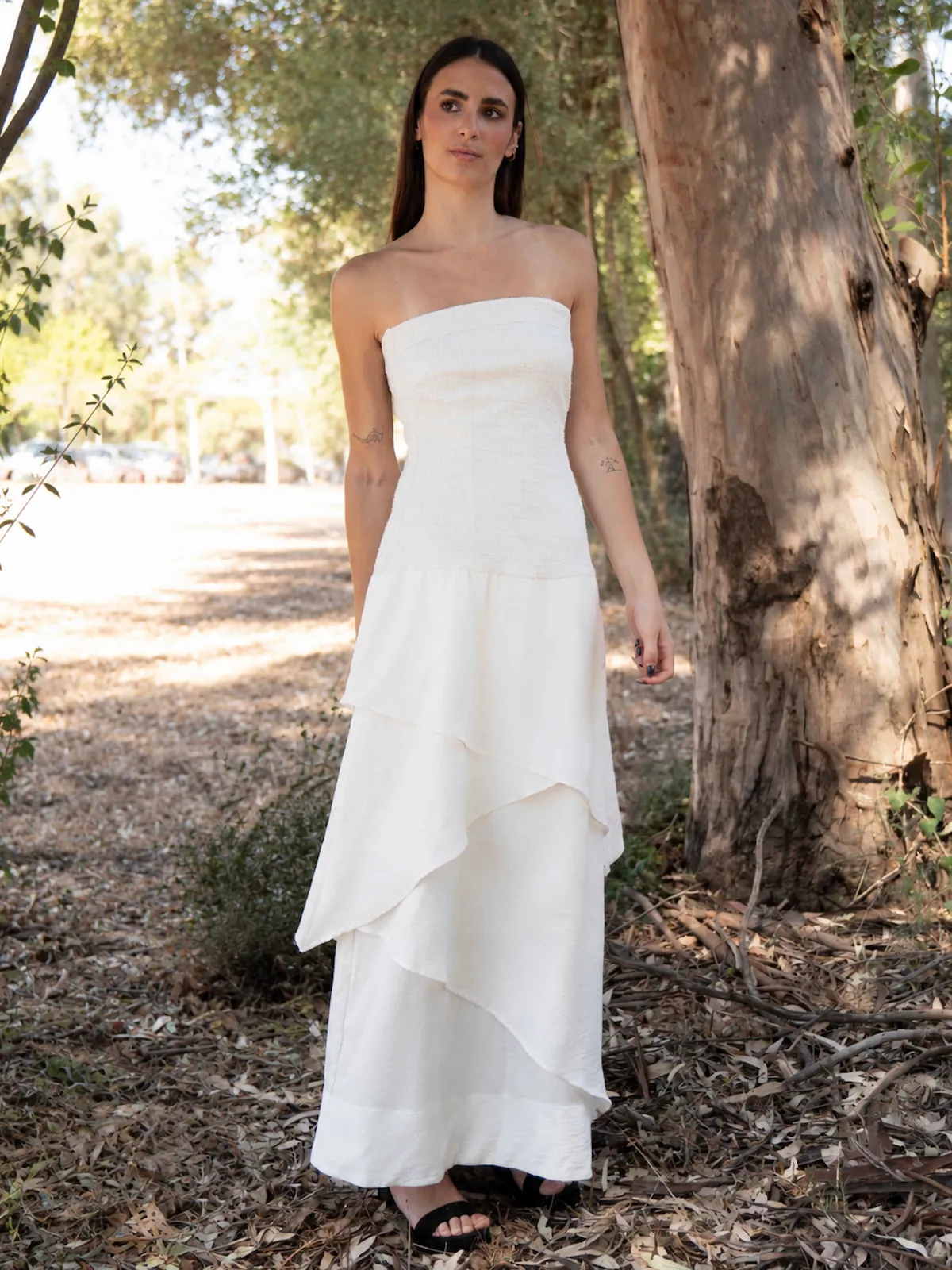 Vestido largo blanco Eleven con escote palabra de honor, cuerpo de tweed con elastano y falda asimétrica de lino. Elegante y femenino.