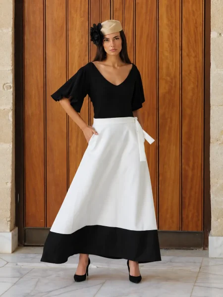 Top negro Nova en punto de seda, con escote de pico y mangas de vuelo. Cómodo, elegante y muy versátil. Disponible en más colores.