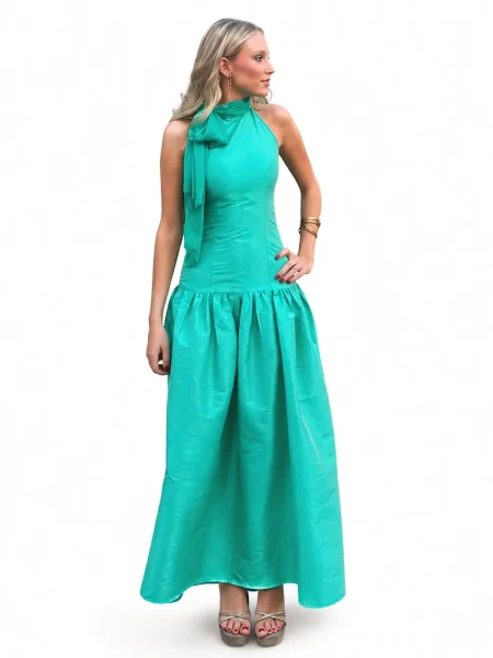 Vestido largo verde agua Marina con cuello halter y falda plisada en exterior
